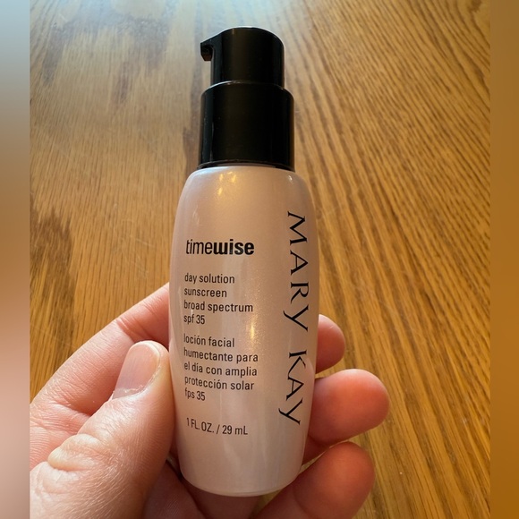 Mary Kay Timewise Day Solution Sunscreen Broad Spectrum SPF 35 - Picture 6 of 6